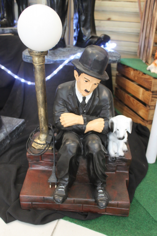 Charlie Chaplin mit Hund an Laterne